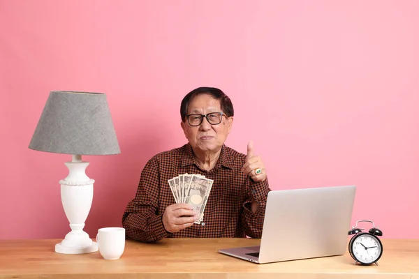 Senior Asian Man Sitting Working Desk Laptop Pink Background — Zdjęcie stockowe