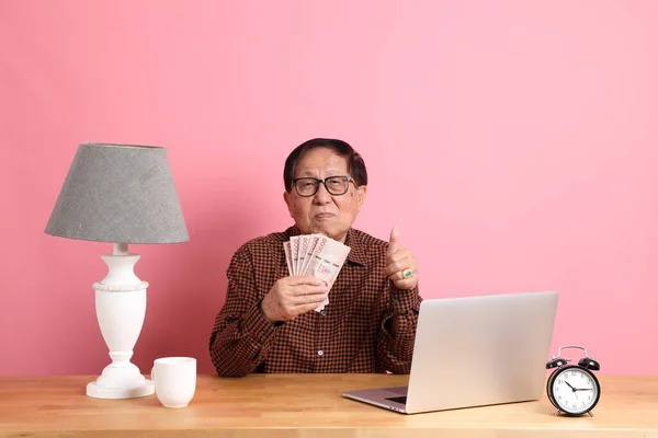 Senior Asian Man Sitting Working Desk Laptop Pink Background — Stockfoto