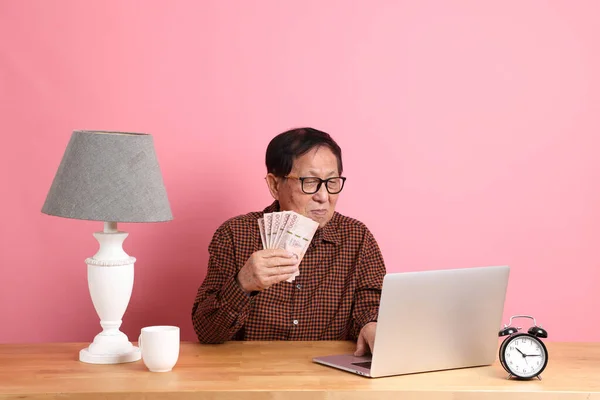 Senior Asian Man Sitting Working Desk Laptop Pink Background — Foto Stock