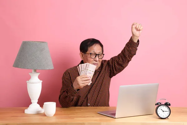 Senior Asian Man Sitting Working Desk Laptop Pink Background — Foto Stock