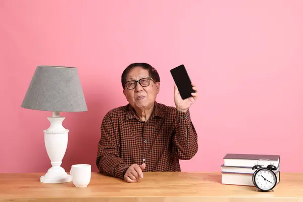 Uomo Asiatico Anziano Seduto Alla Scrivania Usando Smartphone Sullo Sfondo — Foto Stock