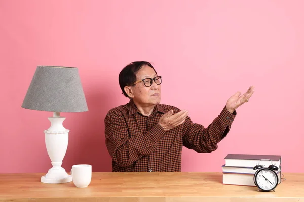 Senior Asian Man Sitting Working Desk Pink Background — Stok fotoğraf