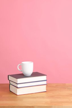 Ders kitabındaki renk arkaplanlı kahve fincanı..