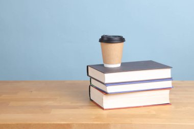 Ders kitabındaki renk arkaplanlı kahve fincanı..