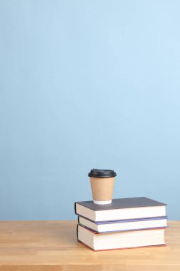 Ders kitabındaki renk arkaplanlı kahve fincanı..