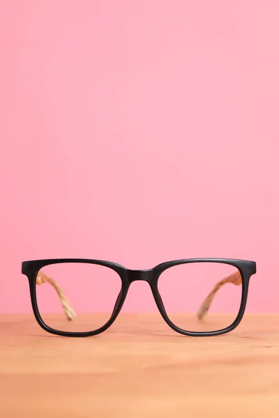 Imagen Las Gafas Escritorio Madera Con Fondo Color — Foto de Stock