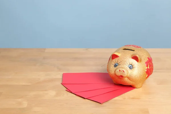 Das Goldene Sparschwein Auf Dem Schreibtisch Mit Farbigem Hintergrund — Stockfoto
