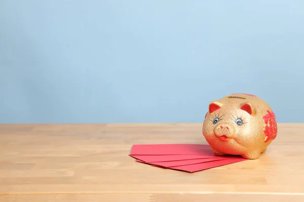 Das Goldene Sparschwein Auf Dem Schreibtisch Mit Farbigem Hintergrund — Stockfoto