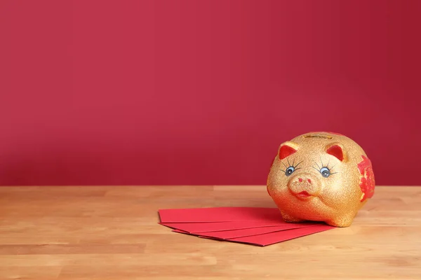 Das Goldene Sparschwein Auf Dem Schreibtisch Mit Farbigem Hintergrund — Stockfoto