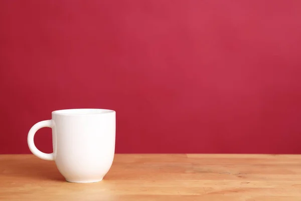 Den Vita Kaffemuggen Träbordet Med Röd Bakgrund — Stockfoto