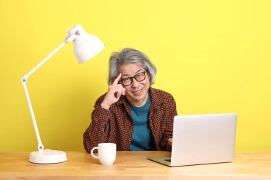 Dizüstü bilgisayarında çalışan renkli bir Asyalı..