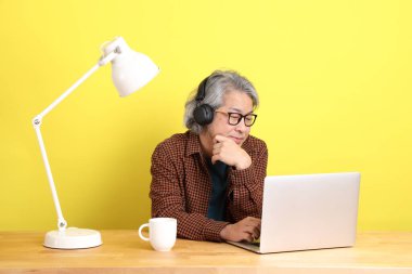 Dizüstü bilgisayarında çalışan renkli bir Asyalı..