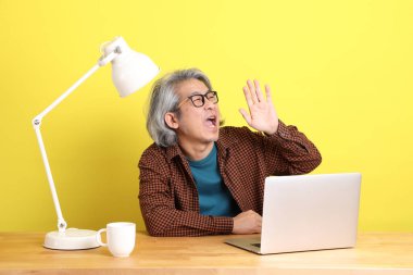 Dizüstü bilgisayarında çalışan renkli bir Asyalı..