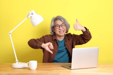 Dizüstü bilgisayarında çalışan renkli bir Asyalı..