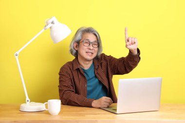 Dizüstü bilgisayarında çalışan renkli bir Asyalı..