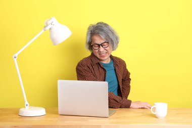 Dizüstü bilgisayarında çalışan renkli bir Asyalı..