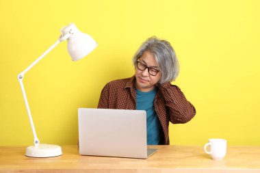 Dizüstü bilgisayarında çalışan renkli bir Asyalı..