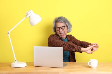 Dizüstü bilgisayarında çalışan renkli bir Asyalı..