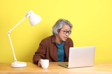 Dizüstü bilgisayarında çalışan renkli bir Asyalı..