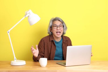 Dizüstü bilgisayarında çalışan renkli bir Asyalı..