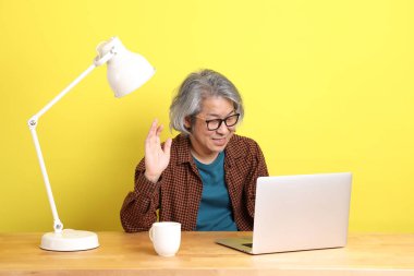 Dizüstü bilgisayarında çalışan renkli bir Asyalı..