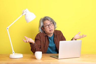 Dizüstü bilgisayarında çalışan renkli bir Asyalı..