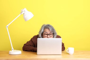 Dizüstü bilgisayarında çalışan renkli bir Asyalı..