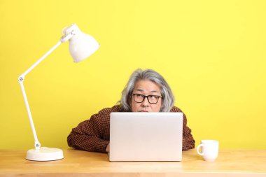 Dizüstü bilgisayarında çalışan renkli bir Asyalı..