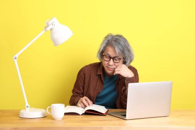 Dizüstü bilgisayarında çalışan renkli bir Asyalı..