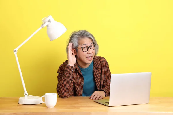 Homem Asiático Sênior Trabalhando Laptop Com Fundo Cor — Fotografia de Stock