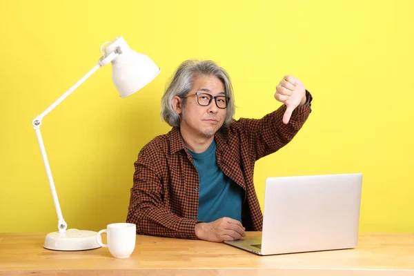 Uomo Asiatico Più Anziano Che Lavora Computer Portatile Con Sfondo — Foto Stock