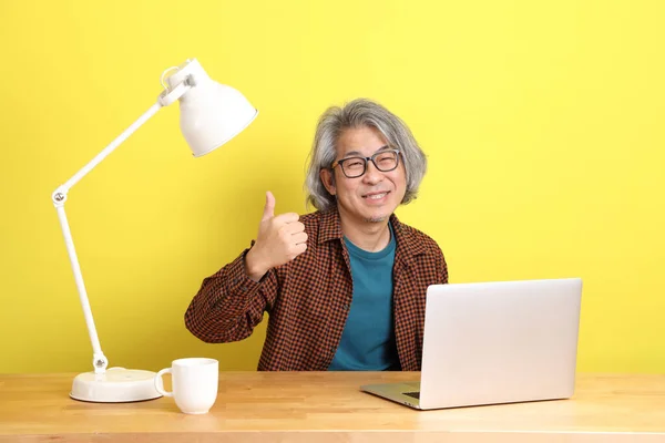 Uomo Asiatico Più Anziano Che Lavora Computer Portatile Con Sfondo — Foto Stock