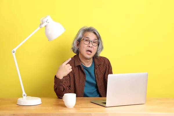 Uomo Asiatico Più Anziano Che Lavora Computer Portatile Con Sfondo — Foto Stock