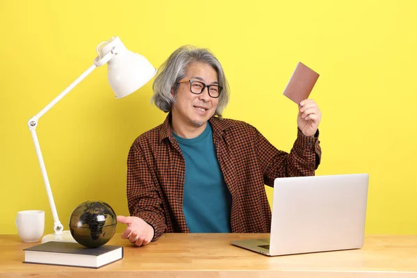 Homme Asiatique Senior Travaillant Sur Ordinateur Portable Avec Fond Couleur — Photo