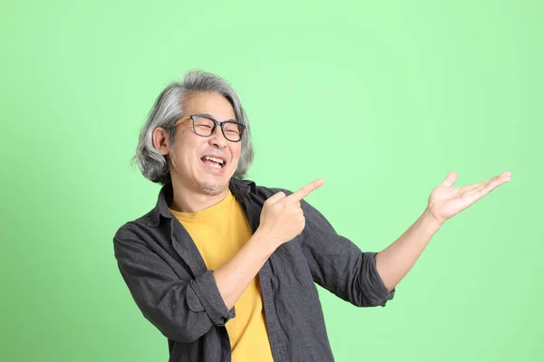 Der Ältere Asiatische Mann Schicker Freizeitkleidung Steht Vor Hellgrünem Hintergrund — Stockfoto