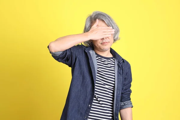 Starší Asijský Muž Džínem Oblečený Stojící Žlutém Pozadí — Stock fotografie