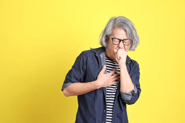 Homme Asiatique Senior Avec Jean Vêtu Debout Sur Fond Jaune — Photo