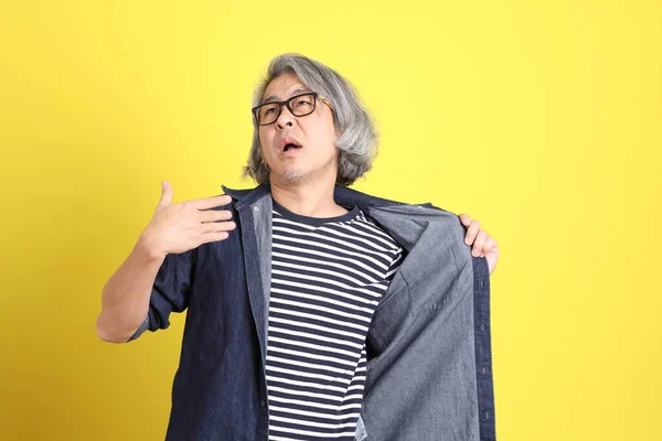 Homem Asiático Sênior Com Jean Vestido Contra Fundo Amarelo — Fotografia de Stock