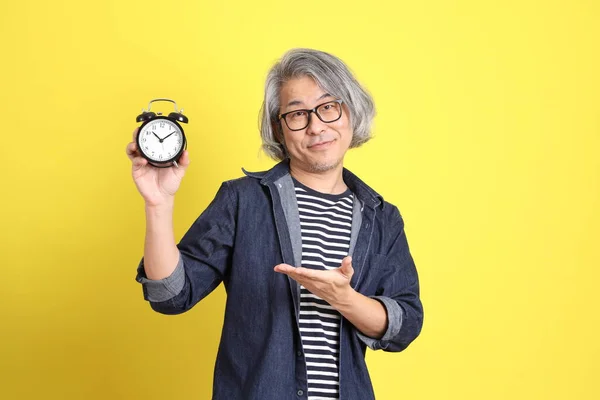 Uomo Asiatico Anziano Con Jeans Vestito Piedi Sullo Sfondo Giallo — Foto Stock