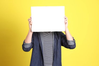 Sarı arka planda kot giymiş kıdemli Asyalı adam..