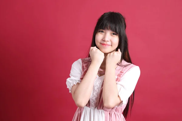 Dospívající Asijské Dívka Roztomilý Japonská Kostým Stojící Červeném Pozadí — Stock fotografie