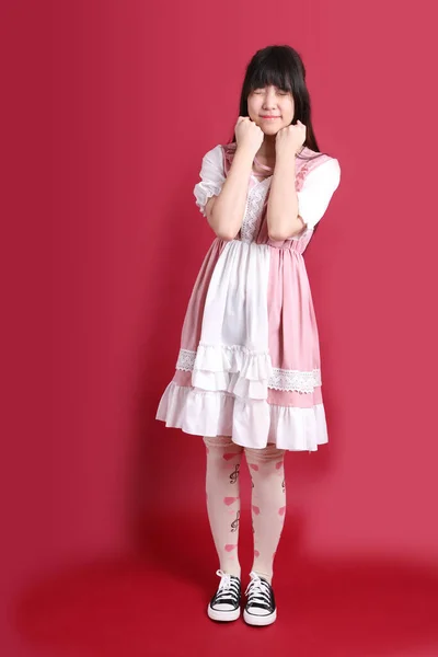 Nastoletnia Azjatka Uroczym Japońskim Kostiumem Stojąca Czerwonym Tle — Zdjęcie stockowe