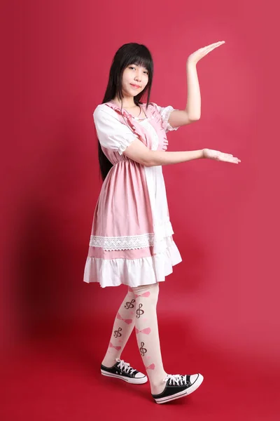 Adolescente Asiatique Avec Costume Japonais Mignon Debout Sur Fond Rouge — Photo