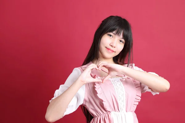 Dospívající Asijské Dívka Roztomilý Japonská Kostým Stojící Červeném Pozadí — Stock fotografie