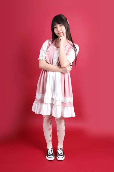 Έφηβη Ασιάτισσα Χαριτωμένο Ιαπωνικό Κοστούμι Στέκεται Στο Κόκκινο Φόντο — Φωτογραφία Αρχείου