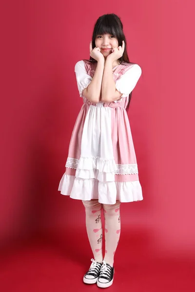 Nastoletnia Azjatka Uroczym Japońskim Kostiumem Stojąca Czerwonym Tle — Zdjęcie stockowe