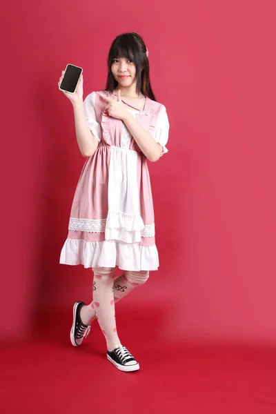 Tini Ázsiai Lány Aranyos Japán Jelmez Áll Piros Háttér — Stock Fotó