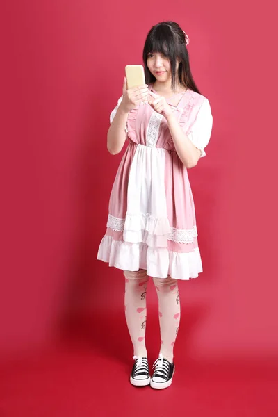 Tini Ázsiai Lány Aranyos Japán Jelmez Áll Piros Háttér — Stock Fotó