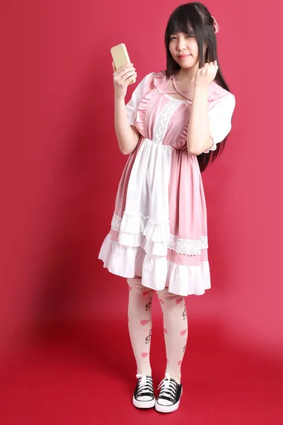 Adolescente Asiatique Avec Costume Japonais Mignon Debout Sur Fond Rouge — Photo