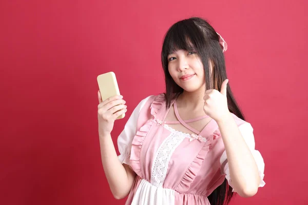 Das Asiatische Mädchen Mit Dem Niedlichen Japanischen Kostüm Steht Auf — Stockfoto